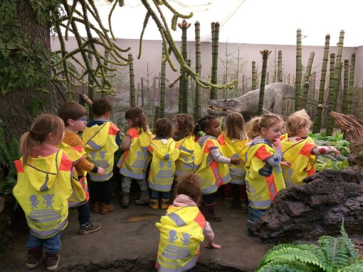 Kinder der Vorschule im Dinopark
