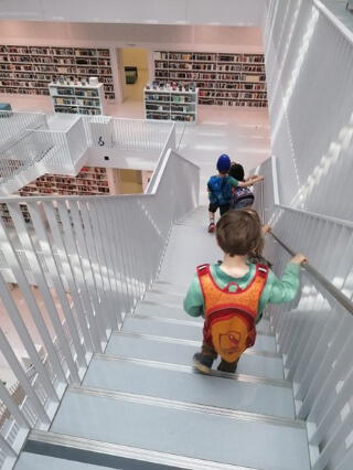 Kinder laufen Treppen der Staatsbibliothek runter